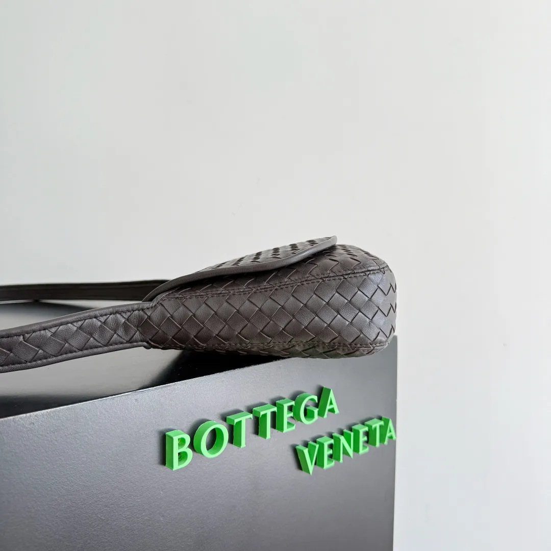 Batch 2020 BOTTEGA VENETA2025 new Veneto flip back bag has been changed from the previous zipper style to a flip design, which is safe, convenient and fashionable. The suction buckle style is also more popular among boys and girls❤️but the zipper compartment is still retained inside. It is not only comfortable, but also elegant and calm, and looks more casual. It is suitable for matching with all kinds of business and casual clothes 😊 to add casual sexiness and make the outfit more complete. The weaving process looks more old-money and retro, and it also has piping processing. Suitable for daily scenes such as shopping and commuting, comfortable and stylish! 💼 Style number: 843836 Color: black brown Size: 26*18.5*5cm